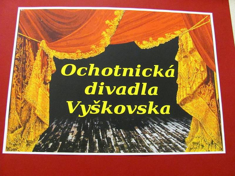 Výstava mapuje historii a současnost ochotnických divadel Vyškovska.