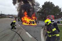 V Holubicích na Vyškovsku plameny zcela zničily osobní auto.