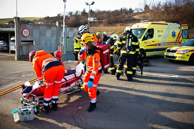 Popis: Krajští hasiči se v bučovických jatkách cvičili v boji se čpavkem.