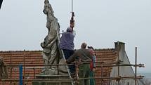 Rozebírání sousoší svatého Floriána na Palackého náměstí v roce 2012. Původní sochy nahradily kopie.