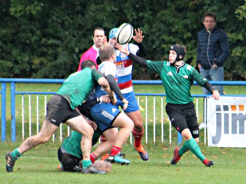 Jihomoravské derby nejvyšší soutěže ragbistů skončilo překvapivým vítězstvím Dragonu Brno (zelené dresy) ve Vyškově nad Jimi RC 15:14.