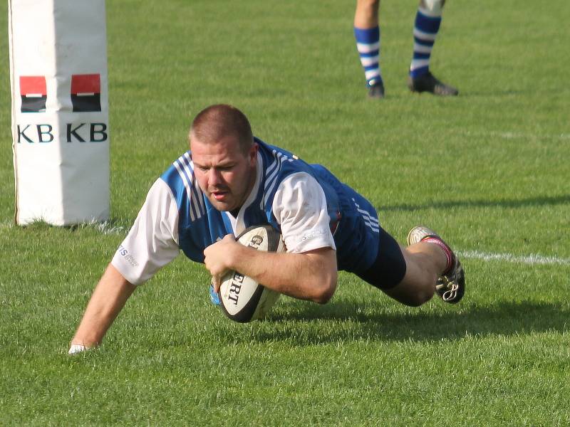 Velkou ragbyovou bitvou byl zápas 1. ligy Jimi RC Vyškov (modré dresy) - Mountfield Říčany. Domácí nakonec ubránili těsné vítězství 26:25.