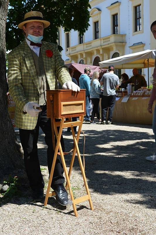 Farmářské a řemeslné trhy zaplnily v sobotu 30. května park zámku ve Slavkově u Brna.