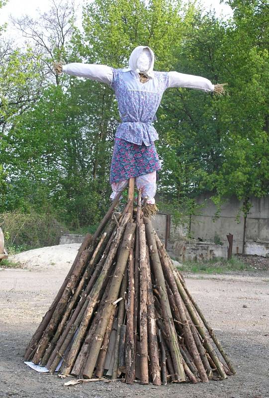 Na akci Pálení čarodějnic na rugbyovém hřišti ve Vyškově si užily zábavu hlavně děti.