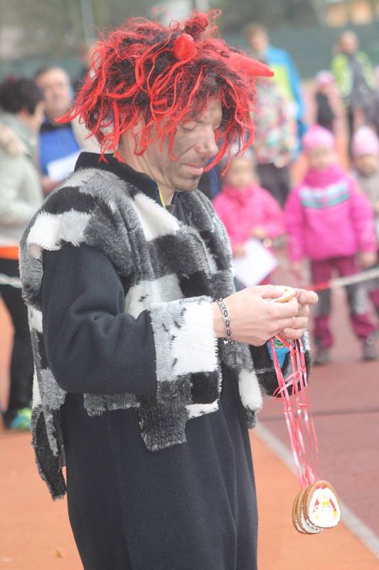 Atletický rok AHA Vyškov každoročně uzavírá Mikulášský běh, stejně tomu bylo i minulou sobotu. Na stadion Za Parkem dorazilo početné startovní pole mnoha věkových kategorií. Samozřejmě nechyběl Mikuláš, anděl a dokonce trio čertů.