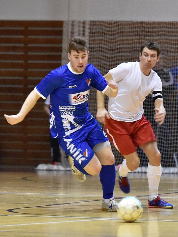 V posledním domácím utkání východní skupiny II. ligy futsalistů remizoval Amor Vyškov (v bílém) s Baníkem Ostrava 6:6.