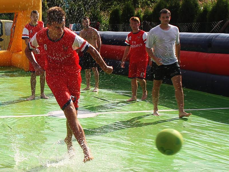 Turnaj ve vodním fotbale v Lysovicích přišel vhod nejen dětem, ale i dospělým.