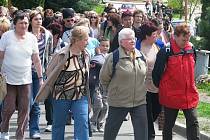 POCHOD K BAŽINĚ. Místní i přespolní se tak jako každým rokem v sobotu vydali na pochod k drnovickému mokřadu zvanému Žumpy.
