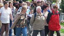 POCHOD K BAŽINĚ. Místní i přespolní se tak jako každým rokem v sobotu vydali na pochod k drnovickému mokřadu zvanému Žumpy.