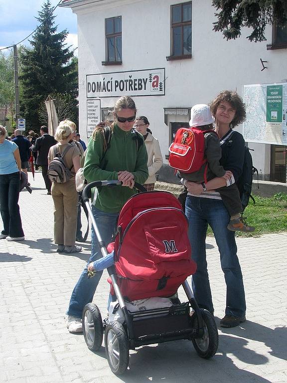 POCHOD K BAŽINĚ. Místní i přespolní se tak jako každým rokem v sobotu vydali na pochod k drnovickému mokřadu zvanému Žumpy.