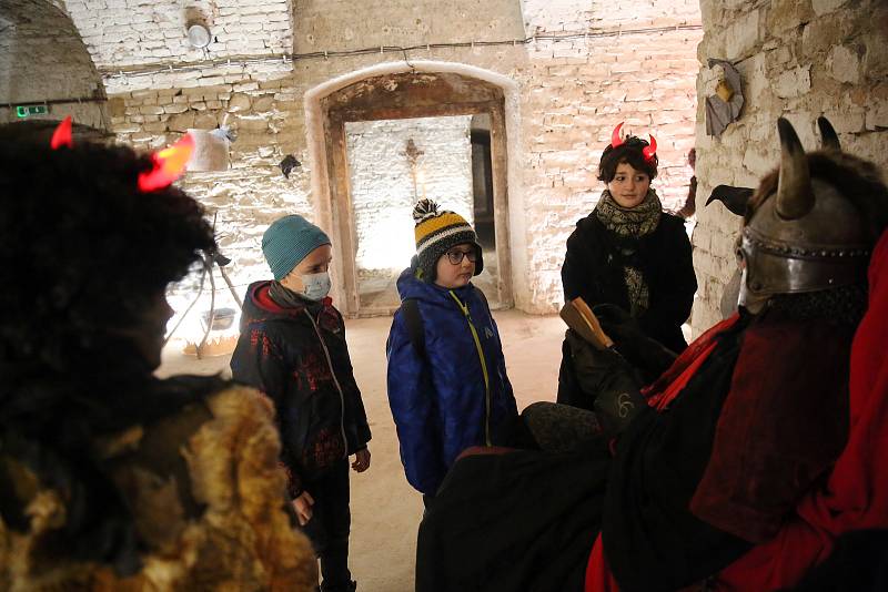 Průvodci slavkovského zámku a jejich přátelé uspořádali pro malé i velké návštěvníky čertovské prohlídky podzemí.