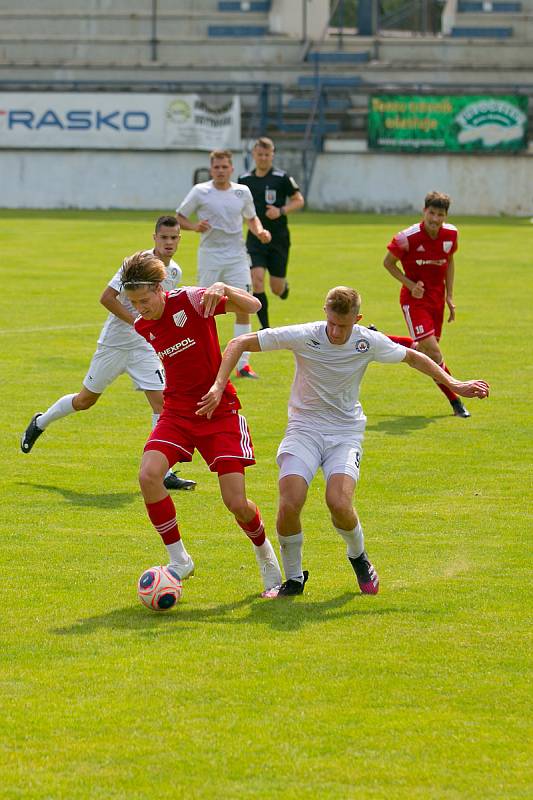 Fotbalisté Vyškova si Uničovem vyzkoušeli své nové domác íprostředí pro II. ligu na stadionu v Drnovicích.