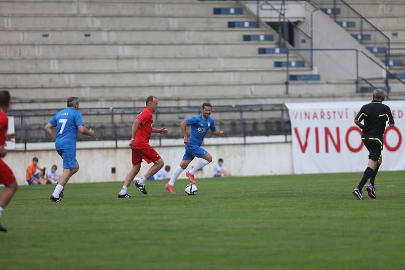 Exhibiční vzpomínkový fotbalový zápas mezi hráči původního Boby Brno a FC Petra Drnovice na drnovickém stadionu.