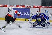 V posledním letošním utkání II. ligy hokejisté Vyškova (bílé dresy) porazili Velké Meziříčí 3:2.