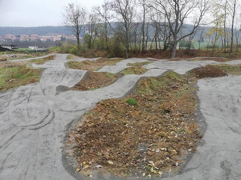 Výstavbou pumptracku obec zahájila úpravy sportoviště jako celku.