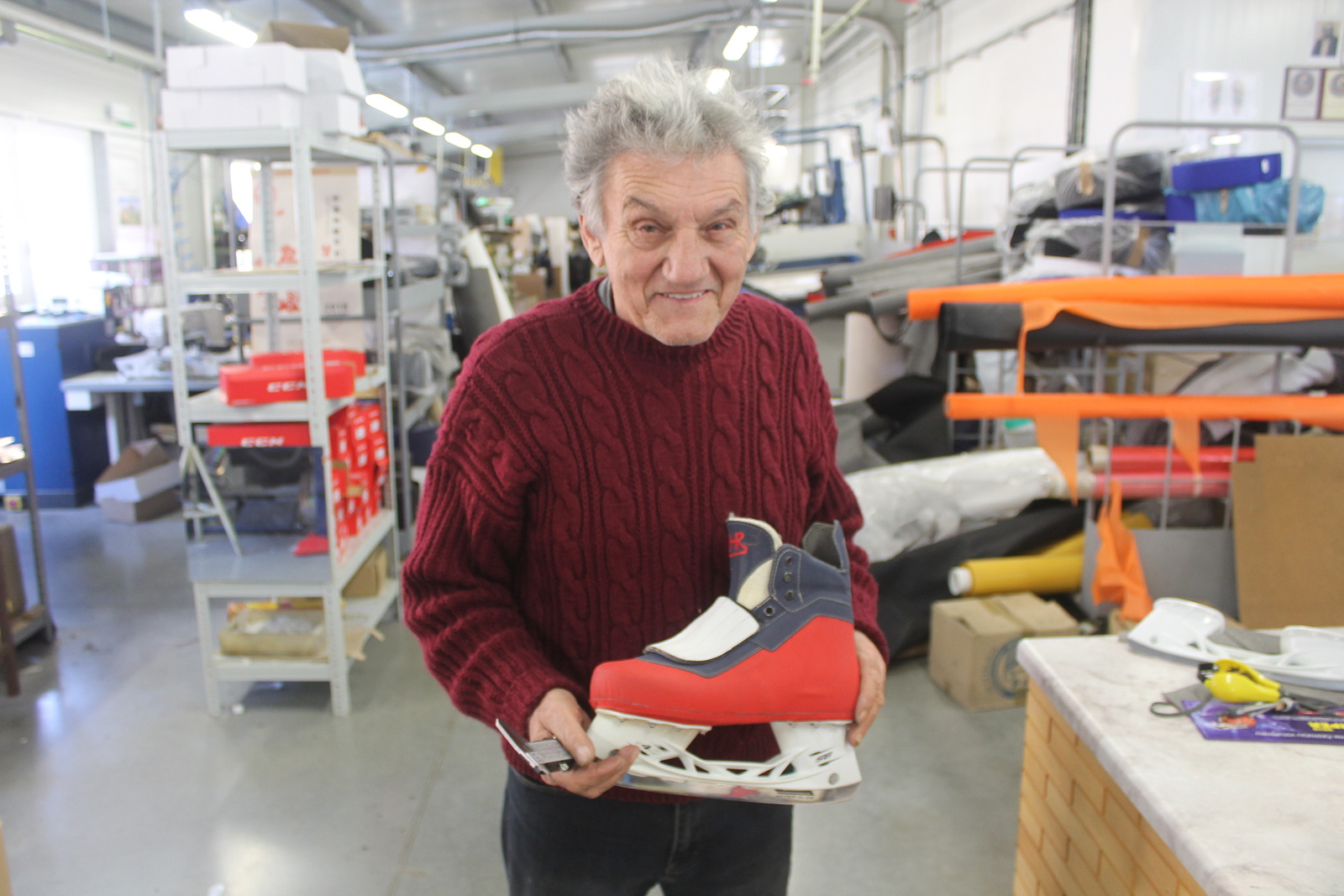 Obuvník vymyslel nové boty pro hokejisty. Pomůžou hlavně mladým, říká -  Hodonínský deník