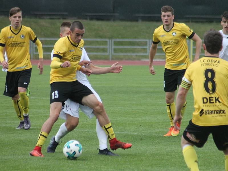 V posledním utkání tohoto ročníku Moravskoslezské ligy remizovali fotbalisté MFK Vyškov (bílé dresy) s FC Odra Petřkovice 3:3.