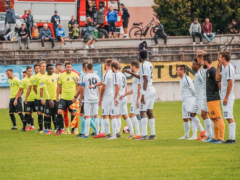 Oslabení fotbalistům MFK Vyškov (bílé dresy) nevadilo. I v deseti porazili Prostějov 4:0.