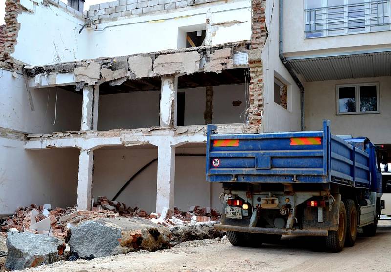 Práce na budově bývalého okresního stavebního podniku ve Vyškově jsou v plném proudu. Pokračují demolicí bloku ve dvoře a změnou dispozic několika místností.