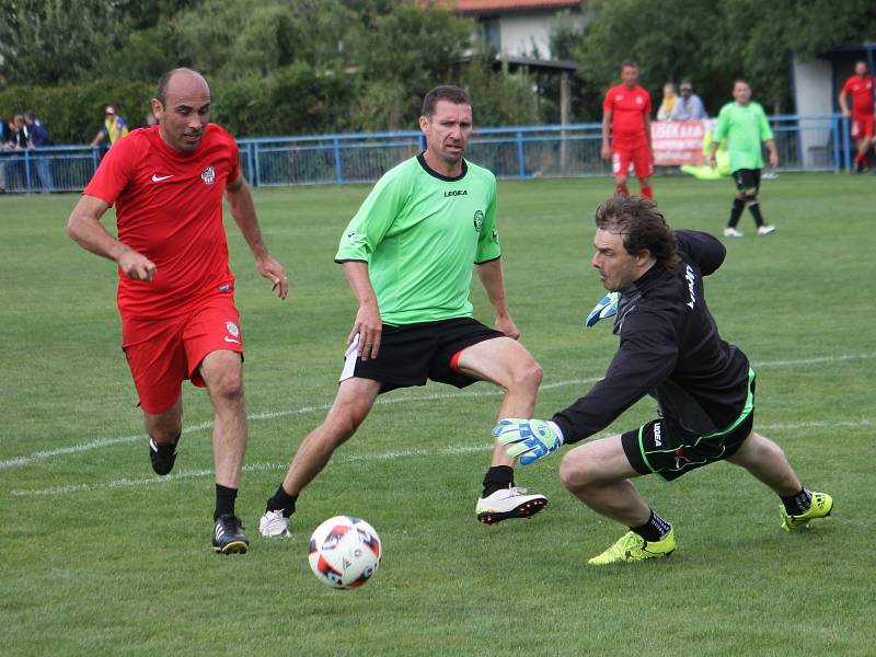 Memoriál Ivo Sigmunda hráčů nad 35 let vyhráli v Dědicích bývalí hráči Vyškova (bílé dresy) před týmem osobností All Stars (v čeveném).