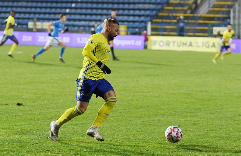 Fotbalisté Zlína (žluté dresy) hráli doma s Baníkem Ostrava 2:2. Zápas sledoval jen omezený počet diváků.