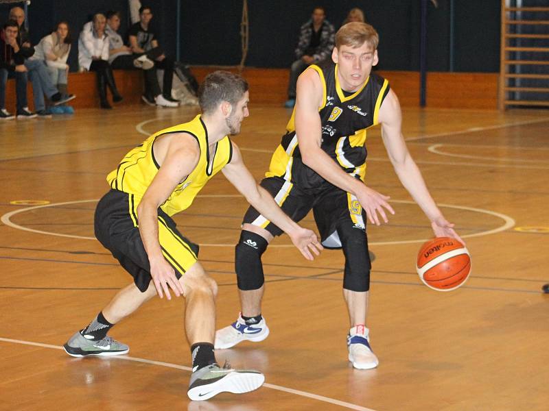 V oblastním přeboru II. třídy basketbalistů porazil BK Vyškov (v černých dresech) TJ Znojmo  78:51.