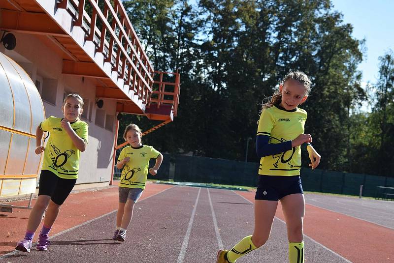 Závody chodců na atletickém stadionu ve Vyškově.