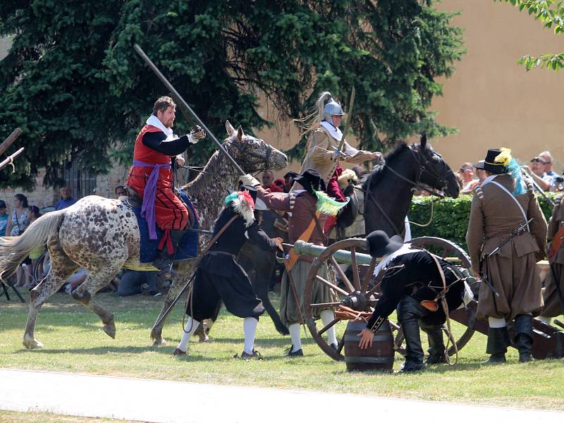 Bitva, kejklíři i historický oběd. Bučovice opět ožily minulostí