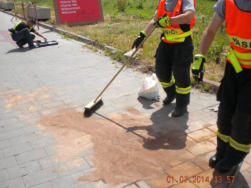 Čtyřiačtyřicetiletý motorkář nepřežil kolizi s osobním autem.