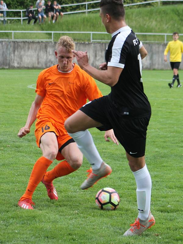 V přípravném utkání prohráli fotbalisté Bučovic (oranžové dresy) v Brně s FC Svratka 1:6.