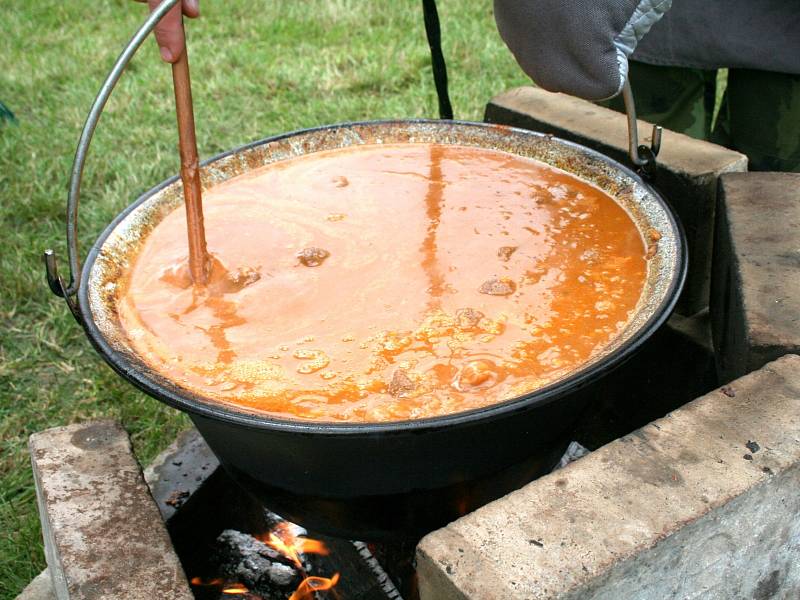 I přes deštivé počasí se na šestém ročníku soutěže ve vaření guláše ve Slavkově u Brna utkalo jedenáct týmů.