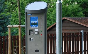Ve Slavkově přibydou také nové parkovací automaty, umožní platbu kartou.