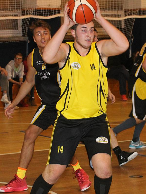 V oblastním přeboru II. třídy basketbalistů porazil BK Vyškov (v černých dresech) TJ Znojmo  78:51.