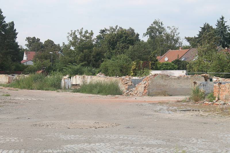 Areál bývalé vyškovské traktorové stanice po demolici.