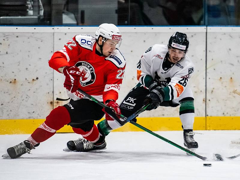 Po vyrovnaném boji podlehli hokejisté Vyškova (červené dresy) v dalším kole II. ligy v Hodoníně Baníku 2:3.