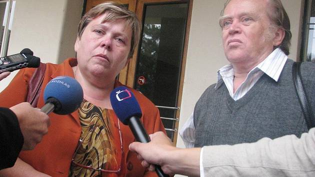 Manželé Rosnerovi se před vyškovským soudem v obležení novinářů vyjadřují k videozáznamu, který nechal soud přehrát.