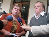 Manželé Rosnerovi se před vyškovským soudem v obležení novinářů vyjadřují k videozáznamu, který nechal soud přehrát.