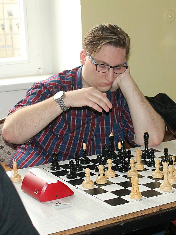Turnaj Šachové loučení se starým rokem ve Vyškově opět vyhrál Roman Závůrka z Prostějova (v bílém svetru s červeným pruhem).
