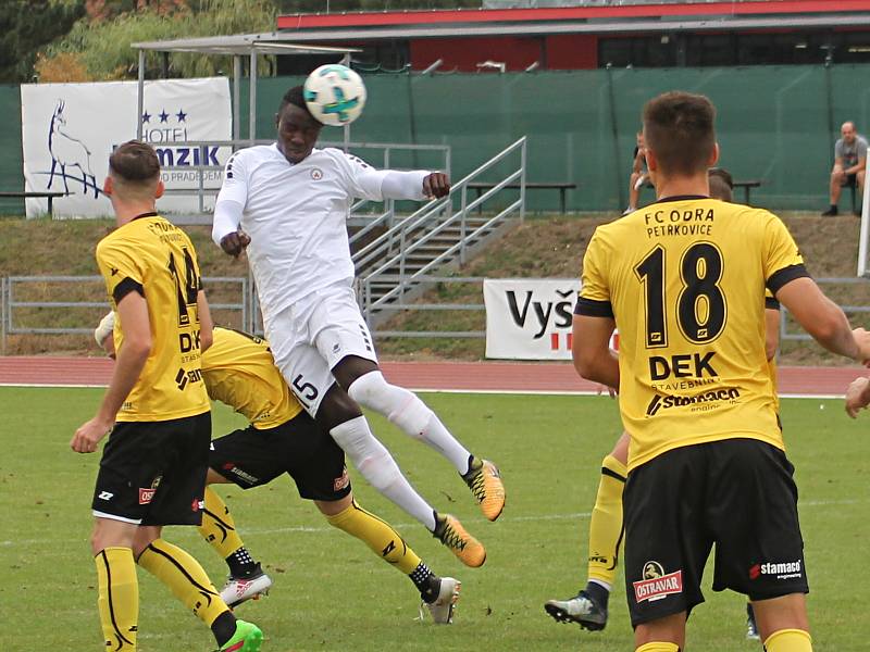 Ve 4. kole Moravskosleszké ligy porazili fotbalisté MFK Vyškov (bílé dresy) Odru Petřkovice 3:0.