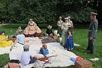 Pikniku v lužáneckém parku se mohl účastnik každý, komu je blízká doba první republiky a má rád kostýmované akce.