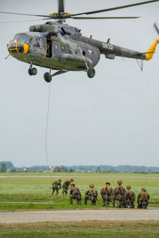 Absolventi výsadkového kurzu zvládli seskok padákem i slanění z vrtulníku.