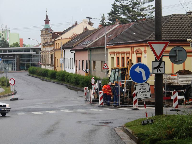 Uzavřená Havlíčkova ulice ve Vyškově působí dopravní problémy.