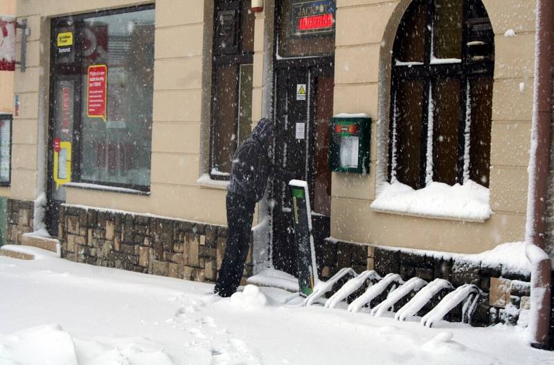 Ne jako velikonoční, ale spíš vánoční stále vypadá počasí na Vyškovsku. Během noci ze soboty na neděli a také nedělního rána se pod sněhem ocitl i celý Vyškov. 