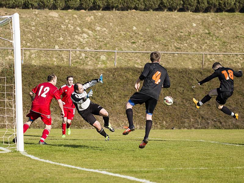 V okresním derby I. A třídy fotbalisté FC Bučovice porazili TJ Šaratice 4:1. 