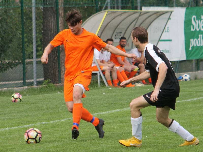 V přípravném utkání prohráli fotbalisté Bučovic (oranžové dresy) v Brně s FC Svratka 1:6.