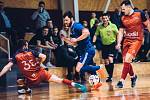 Futsalisté Amoru (modří) promarnili šanci zahrát si druholigové play-off. S Atrapsem Brno doma prohráli 3:5.
