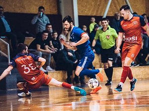 Futsalisté Amoru (modří) promarnili šanci zahrát si druholigové play-off. S Atrapsem Brno doma prohráli 3:5.