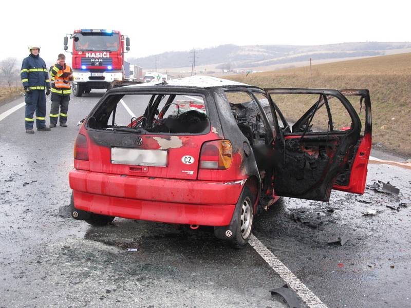 Bilance čelního střetu dvou aut je tragická. Jeden řidič v autě uhořel, druhý se těžce zranil. Kolize se stala na mezinárodní silnici I/50.