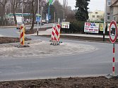 Z nového kruhového objezdu ve vyškovské místní části Dědice se už uvolňují kostky. Podle dodavatele stavby jsou na vině těžká nákladní auta. Odborníci ale mají jiný názor.