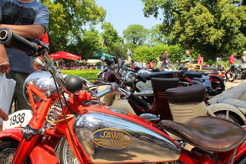 Slavkovský zámek znovu hostil nejen veterány. Oldtimer festival navštívily tisíce lidí.